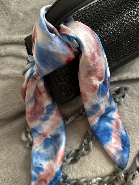 Зображення "Scarf *silk 100% natural " від Mari Frolova, розмір: 53 cm*53 cm, матеріали: Silk 100% natural l, медіум: Живопис, ціна: €40 Фото 2 з 4.